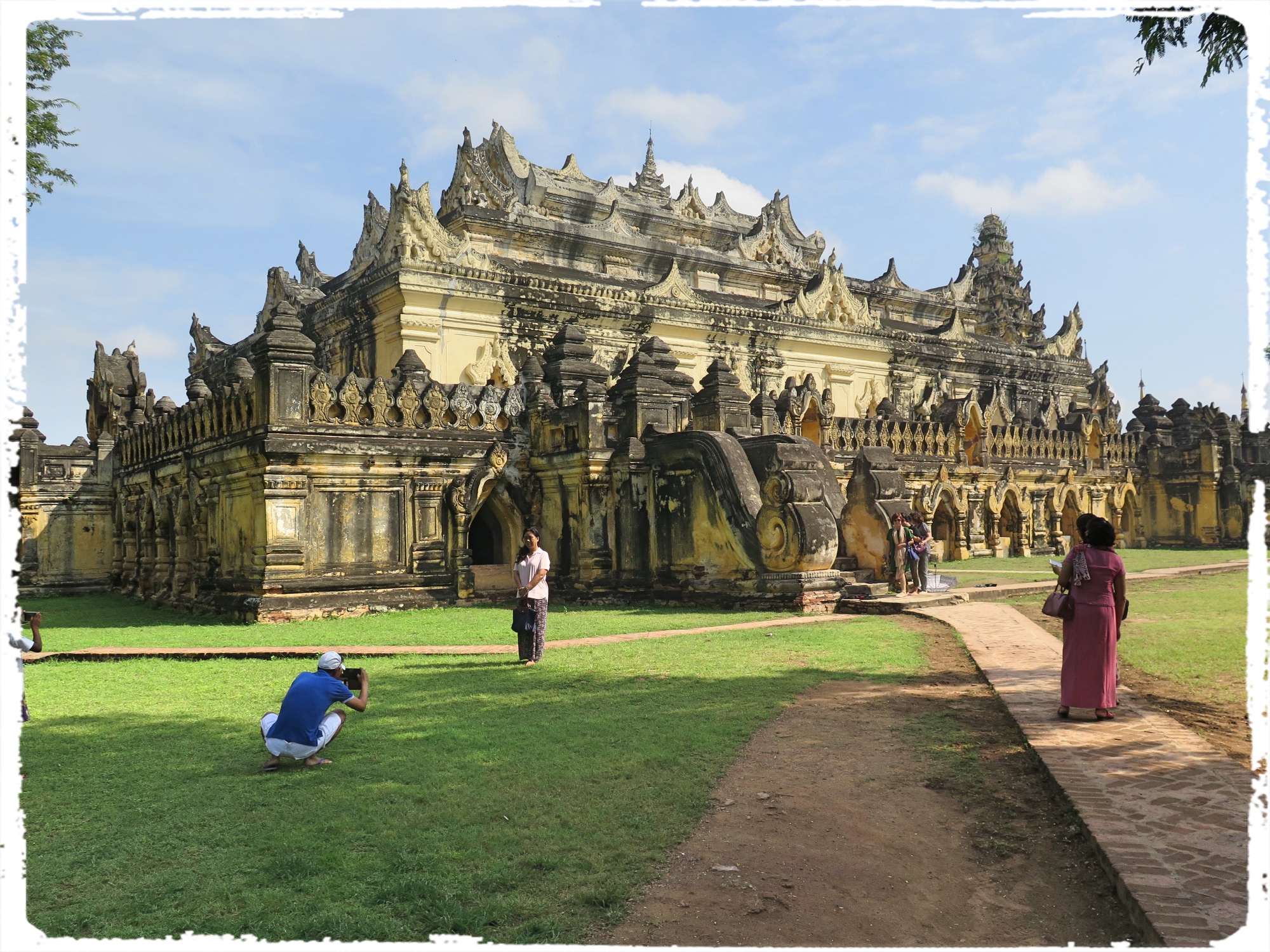 The monastery is a brick replica of typical wooden monasteries of that period. Constructed on a large base course / foundation with Masonry stairs, there are a total of 8 stairs leading to the shrine which is recognized by the Pyathat - a multi staged roof with an odd number of tiers. Within the monastery, there are living quarters for Monks along with a classroom; On the same level are the Royal Priests’ residence and Buddha’s image chambers.