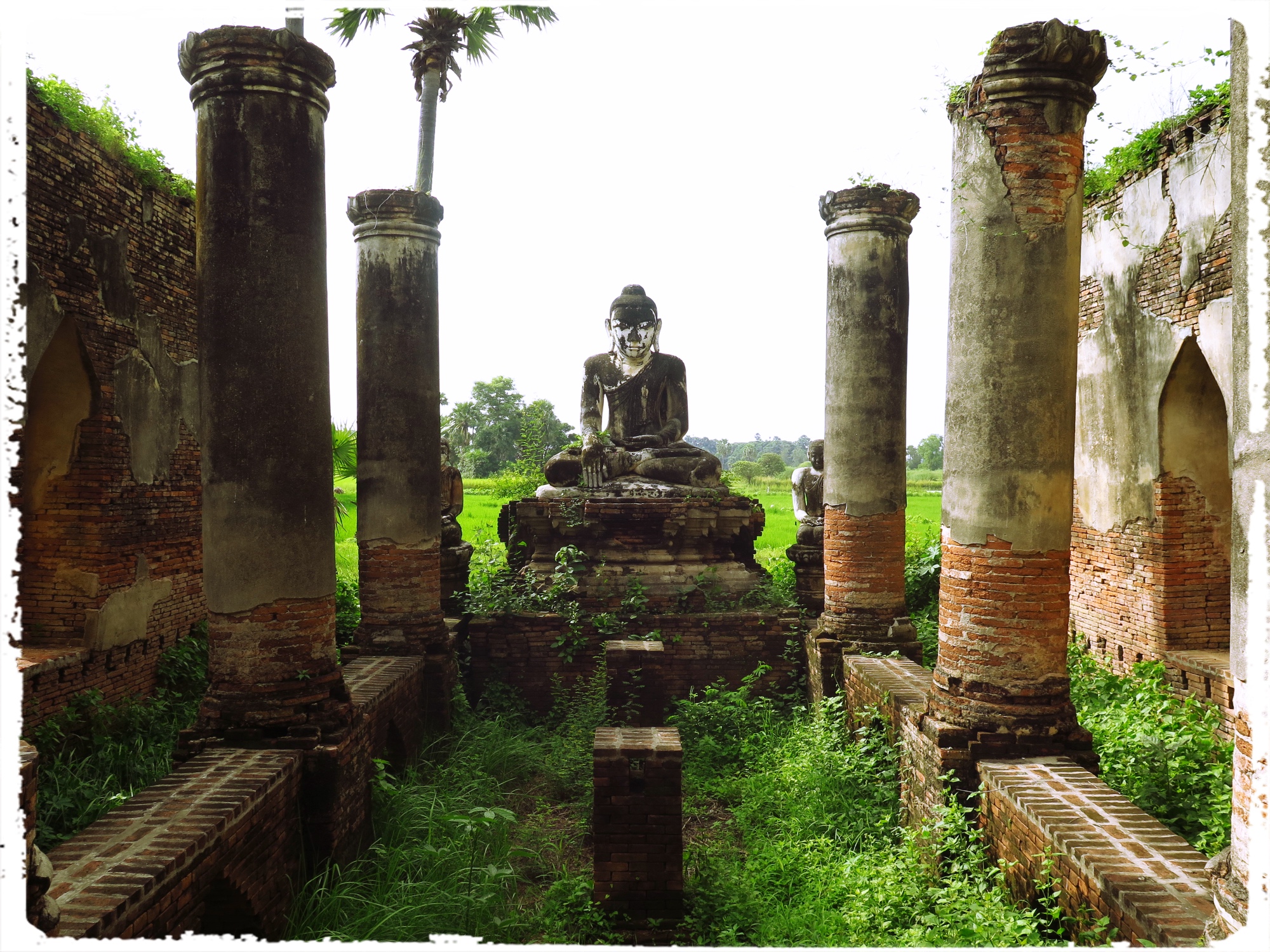 The complex houses the remnants of a triad of Buddha statues in good condition. These images have graced the pages of many travel magazines.