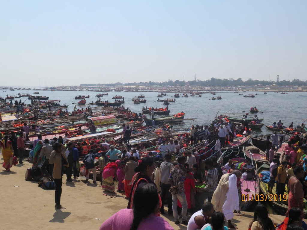 Boats and people on the banks of Ganges